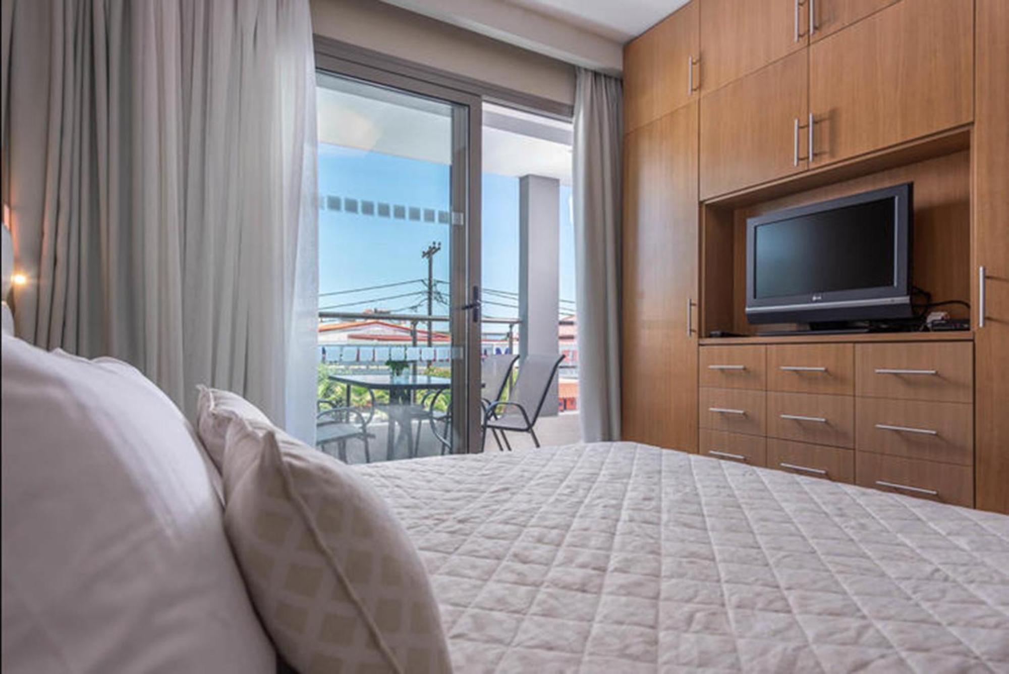 Dionysos Hotel & Suites Ханиоти Экстерьер фото